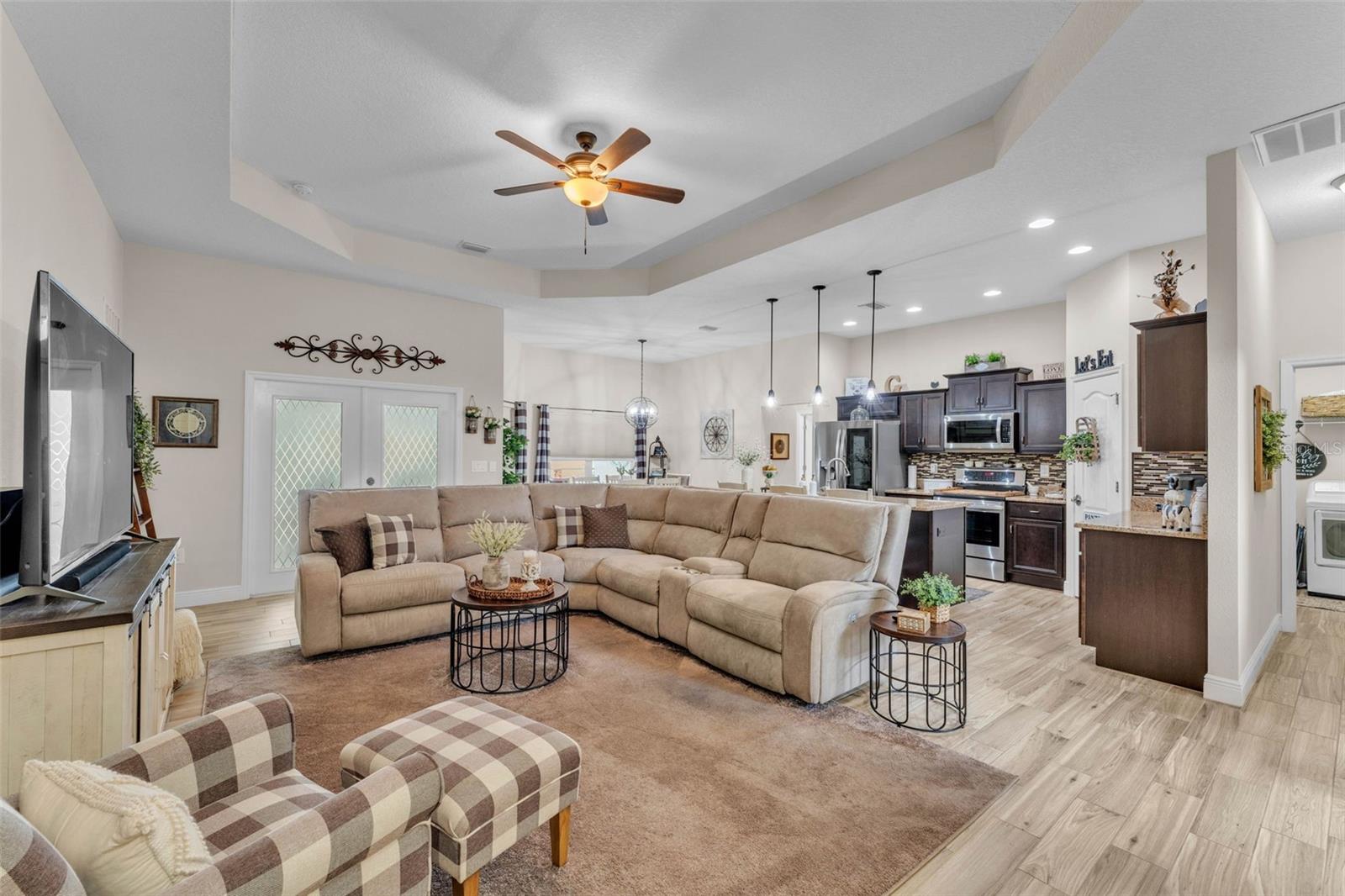 Listing photo id 10 for 11447 Adelia Street