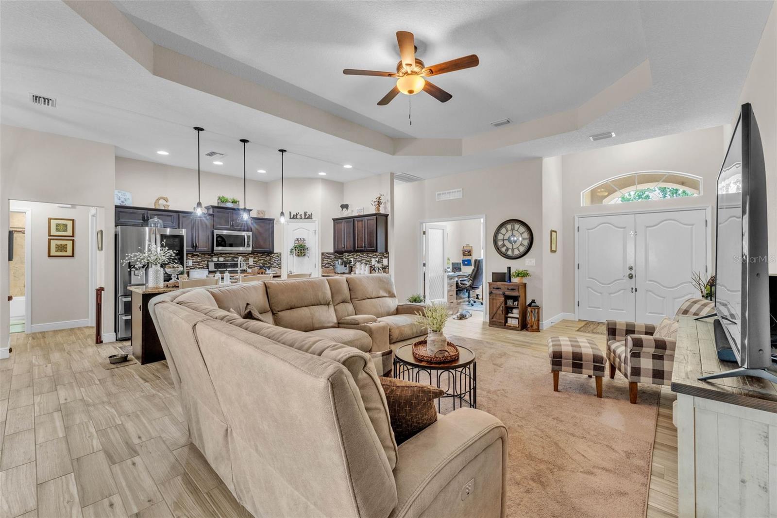 Listing photo id 11 for 11447 Adelia Street