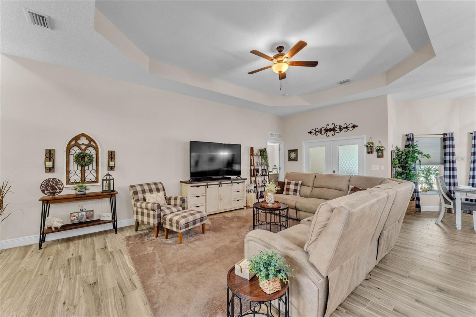 Listing photo id 12 for 11447 Adelia Street