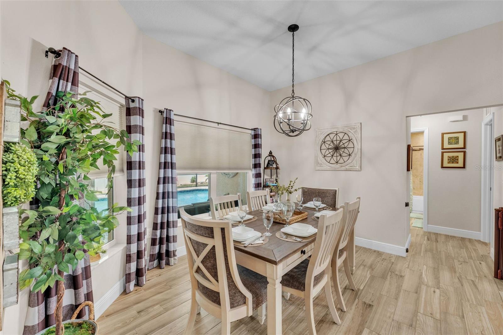 Listing photo id 14 for 11447 Adelia Street