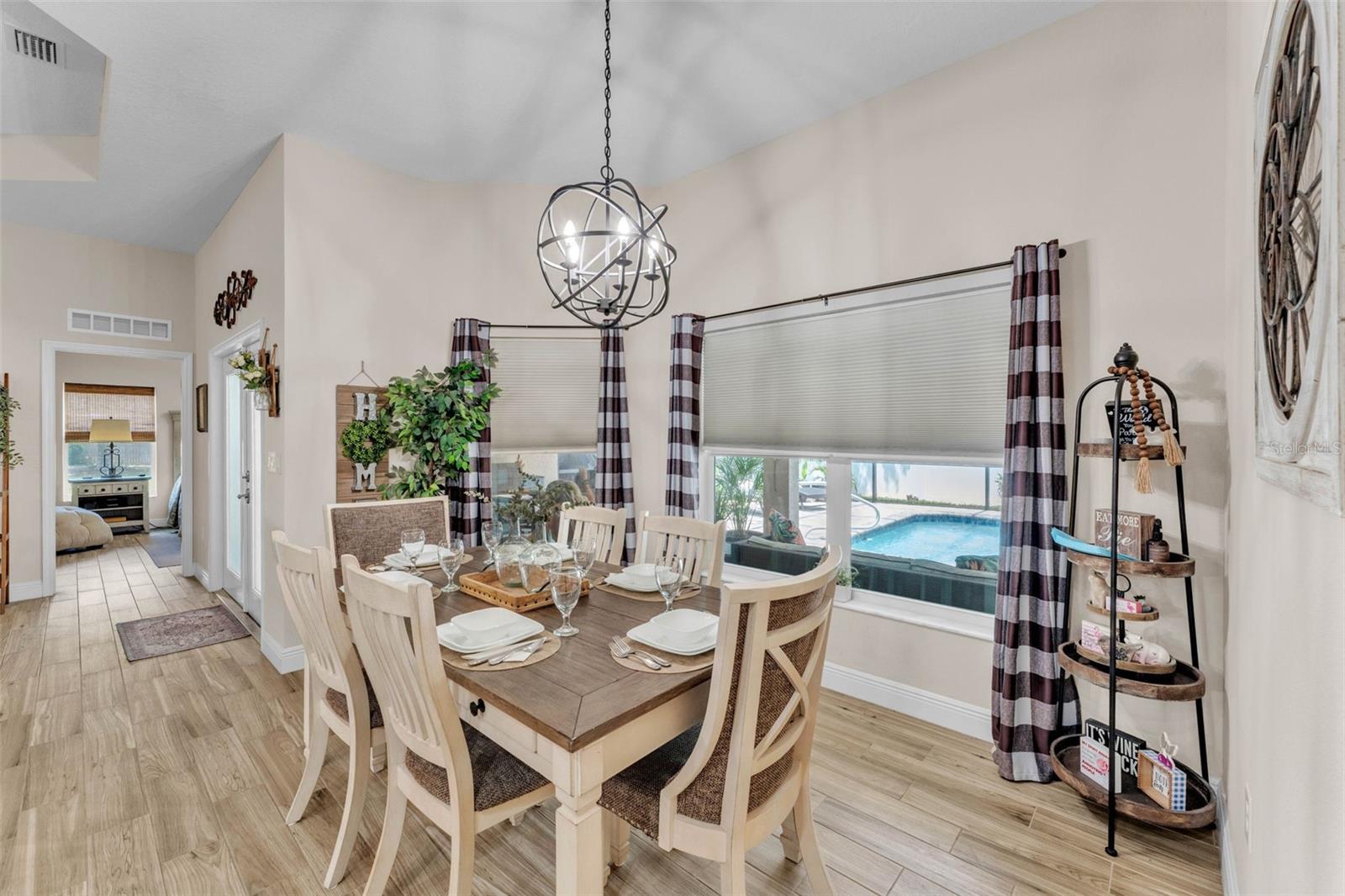 Listing photo id 15 for 11447 Adelia Street