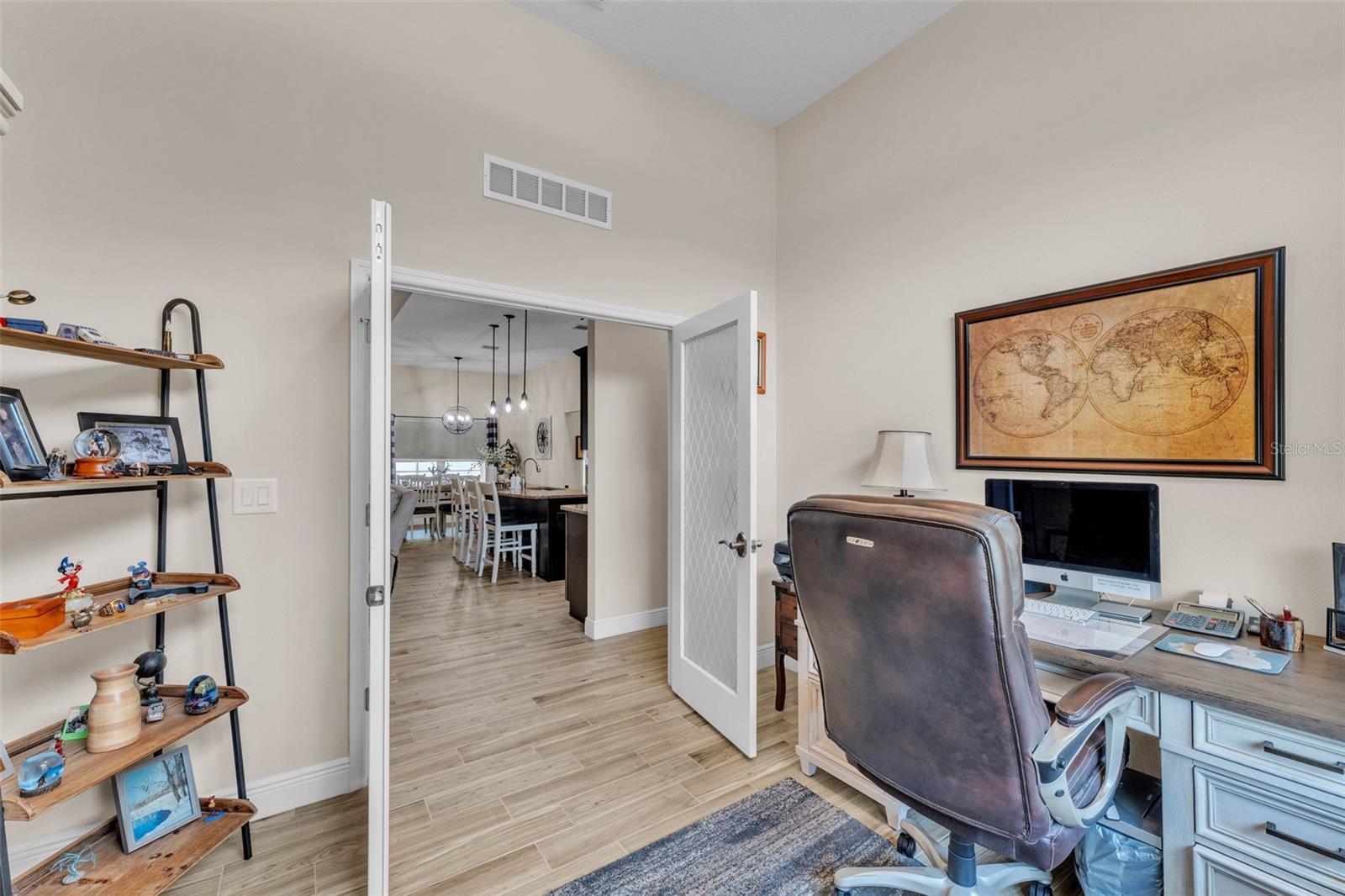 Listing photo id 17 for 11447 Adelia Street