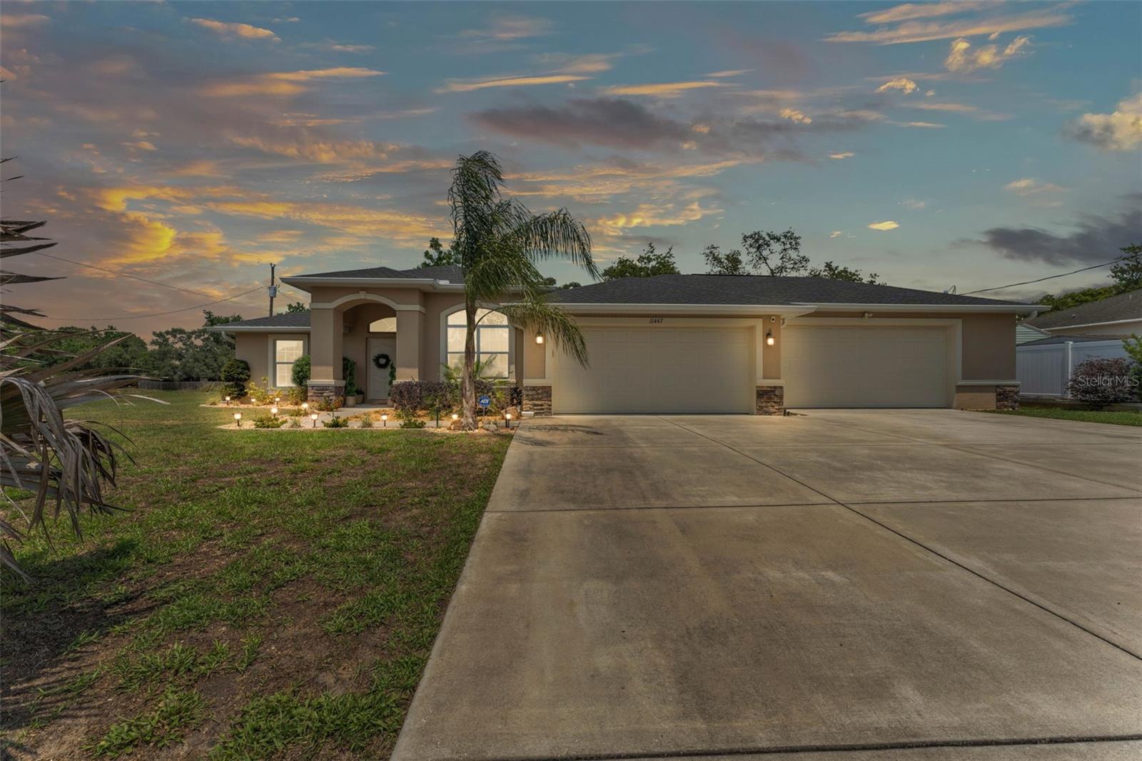 Listing photo id 0 for 11447 Adelia Street