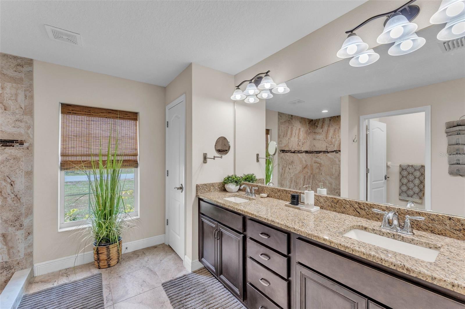 Listing photo id 21 for 11447 Adelia Street