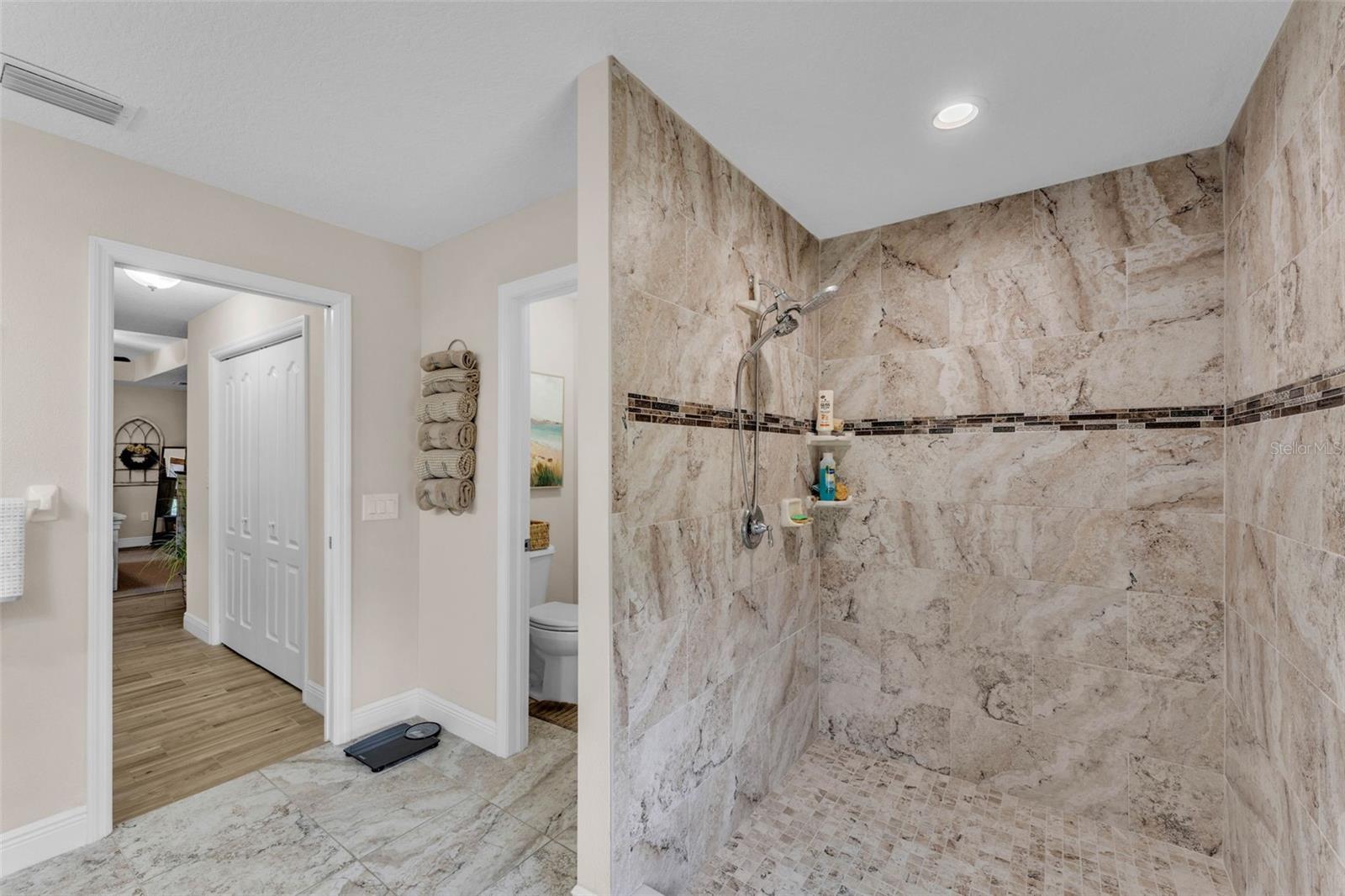 Listing photo id 22 for 11447 Adelia Street