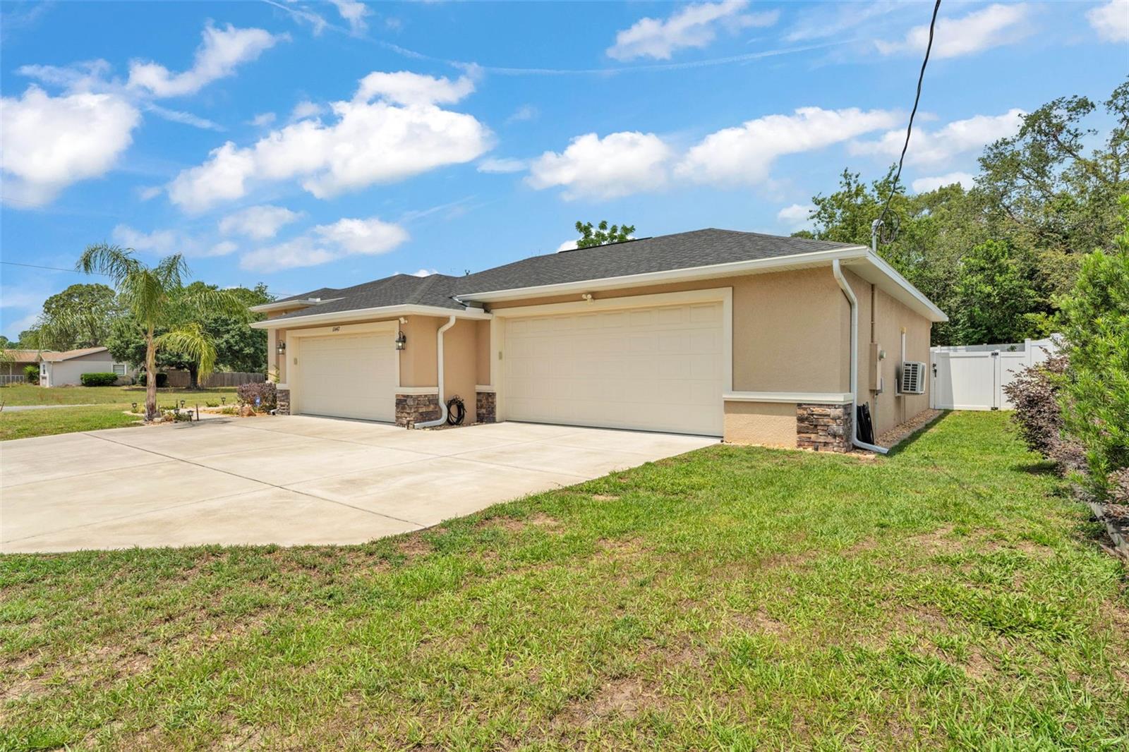 Listing photo id 3 for 11447 Adelia Street