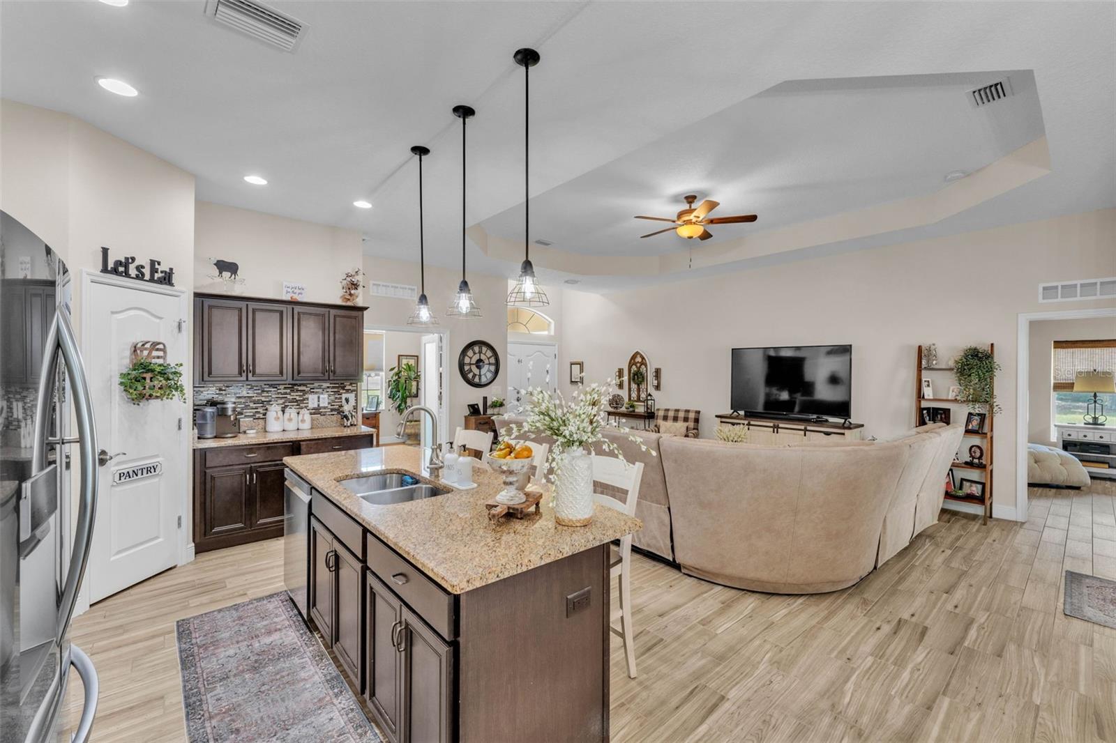 Listing photo id 7 for 11447 Adelia Street