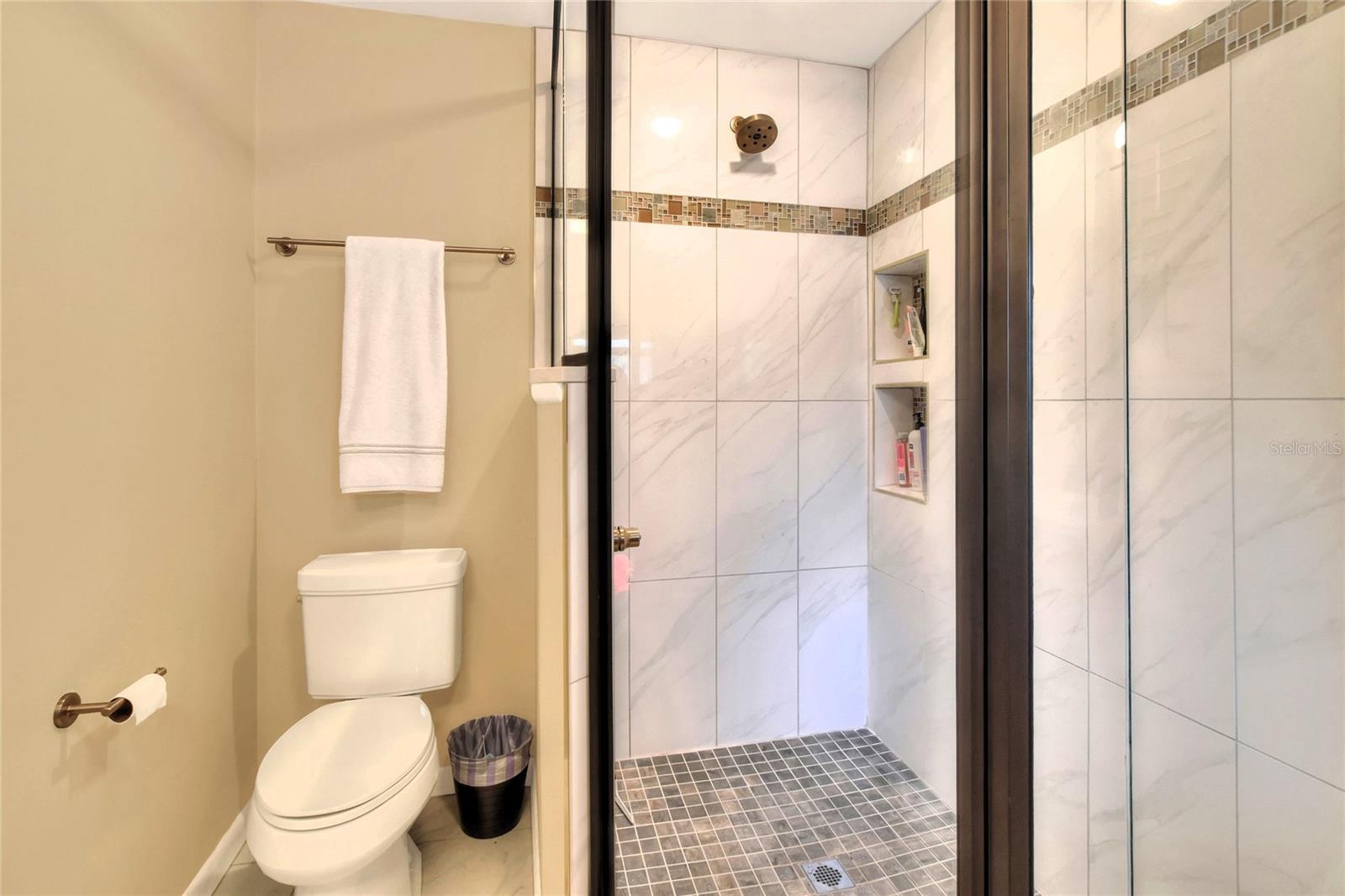 Image 32 of 47 For 618 W Oak Dr