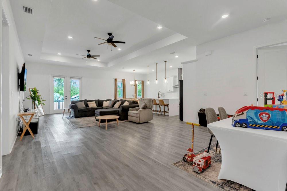 Listing photo id 13 for 5227 Lime Avenue