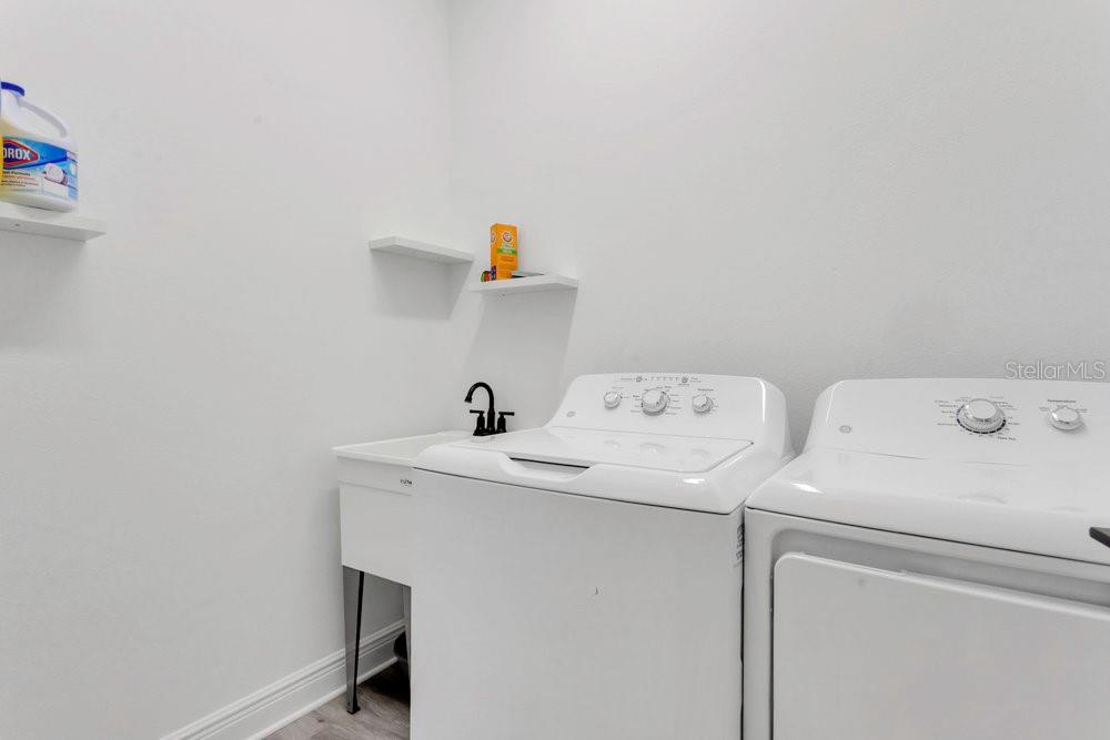 Listing photo id 26 for 5227 Lime Avenue