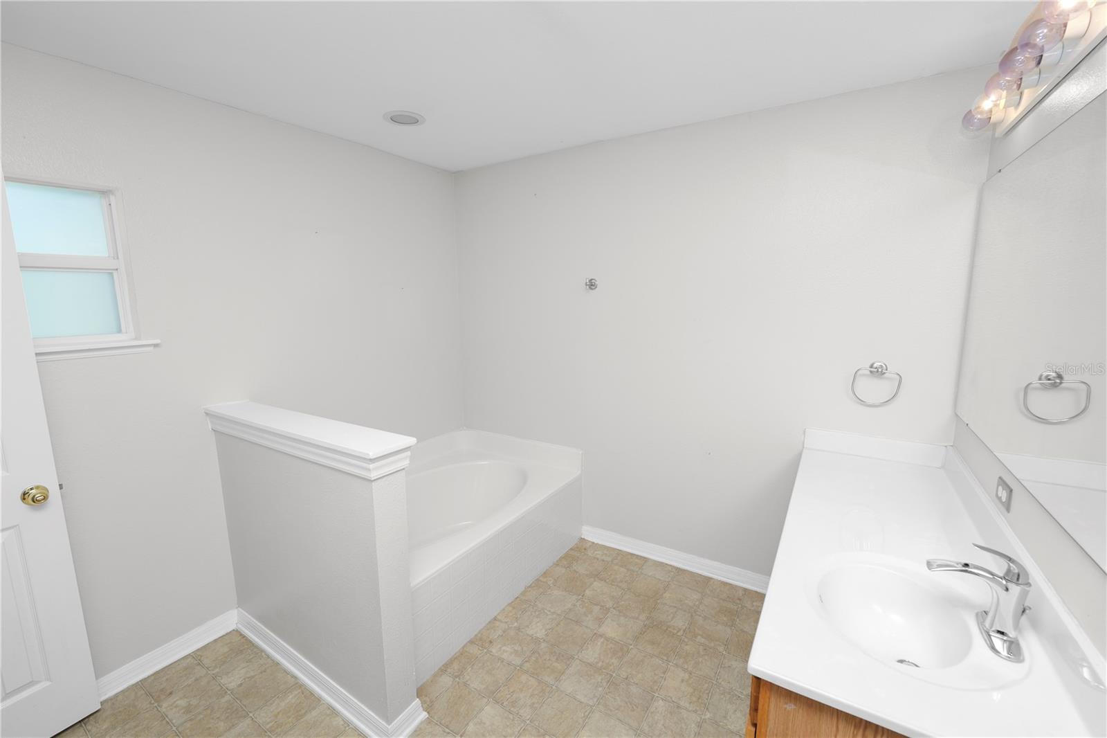 Image 21 of 42 For 5733 Oakwood Knoll Drive