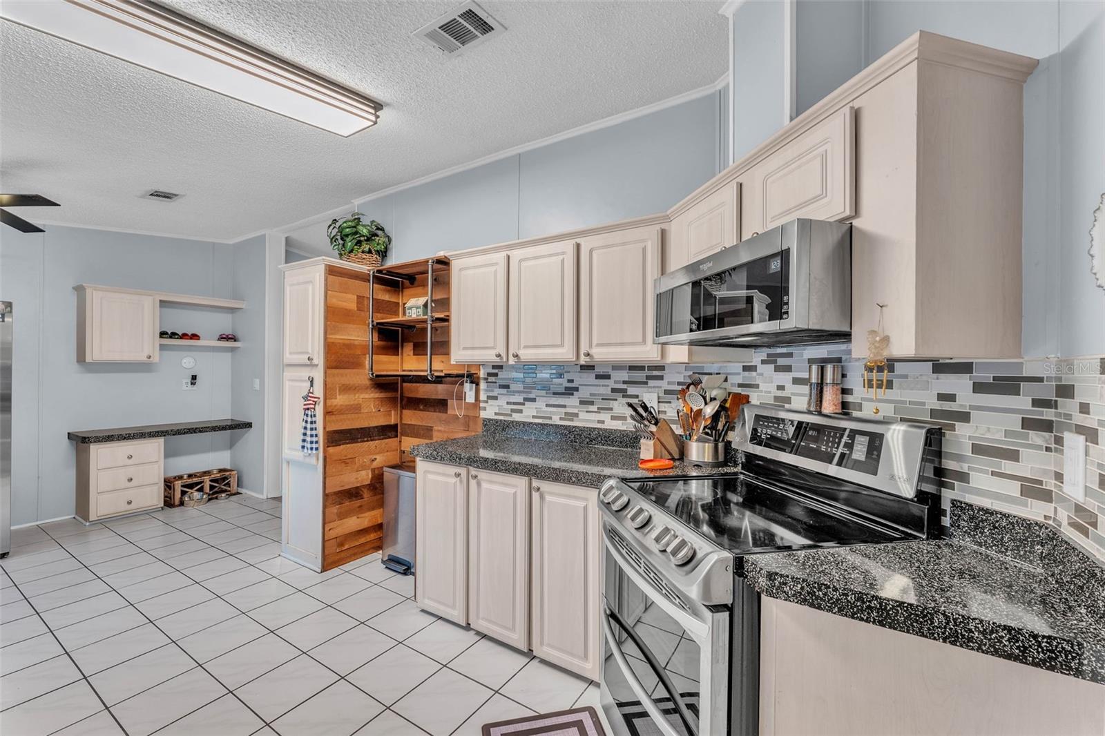 Image 6 of 41 For 3505 Sutton Hills Drive S