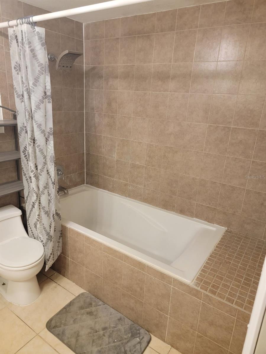 Image 20 of 35 For 5121 Shady Oak Drive S