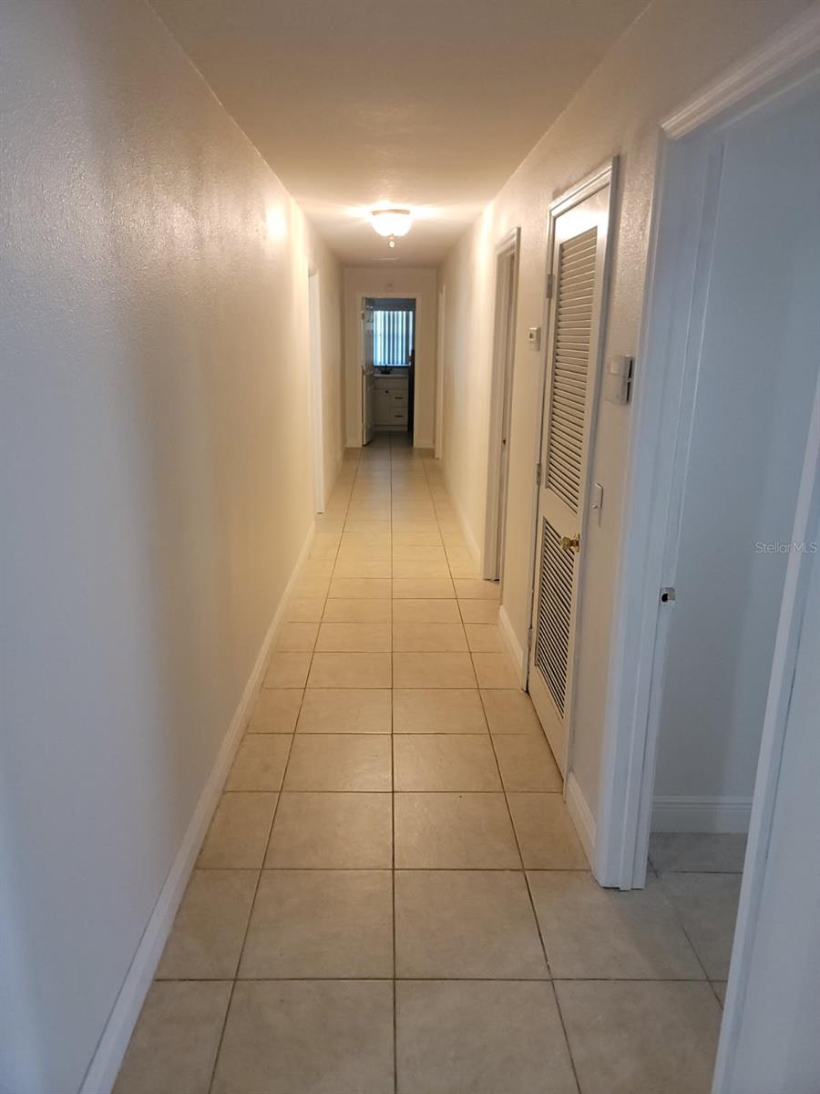 Image 21 of 35 For 5121 Shady Oak Drive S