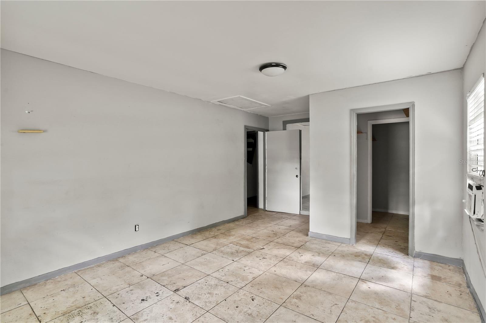 Image 10 of 25 For 633 Glenda Street