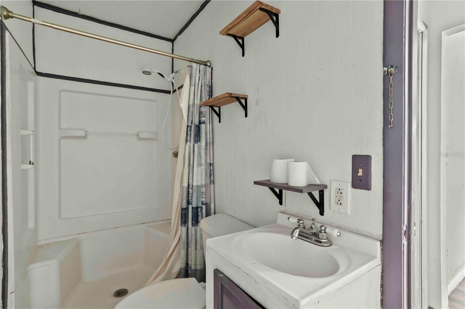 Image 12 of 25 For 633 Glenda Street