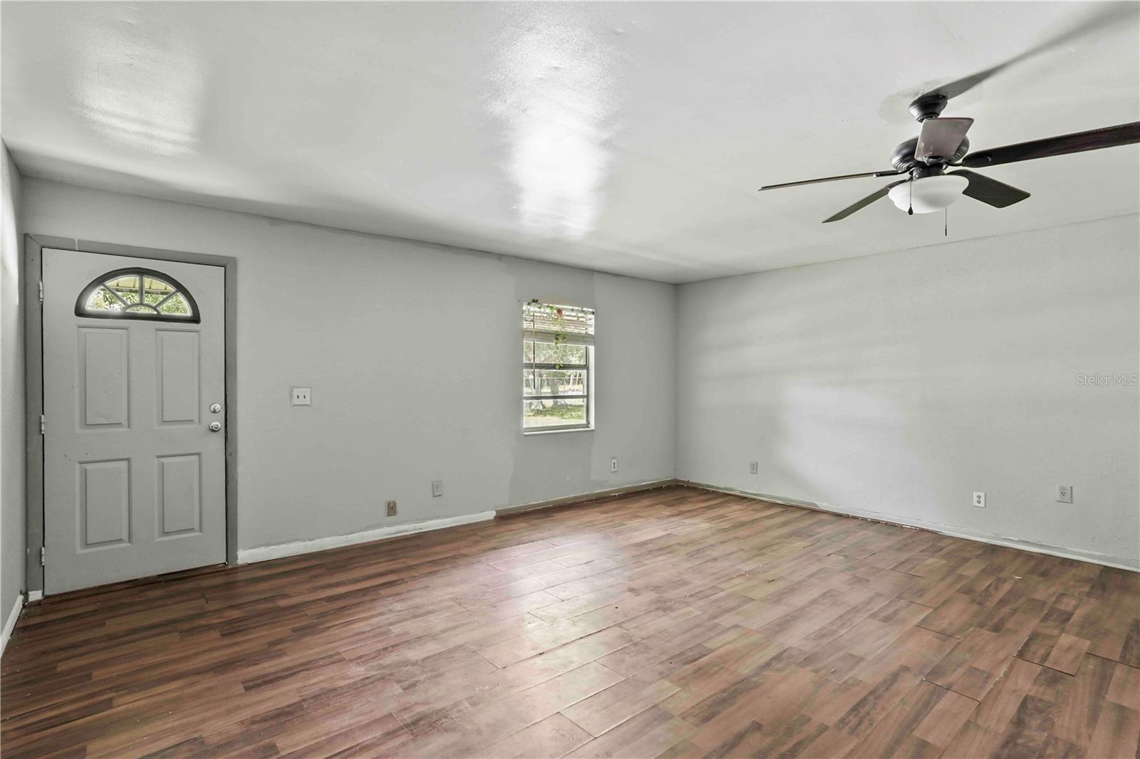 Image 13 of 25 For 633 Glenda Street