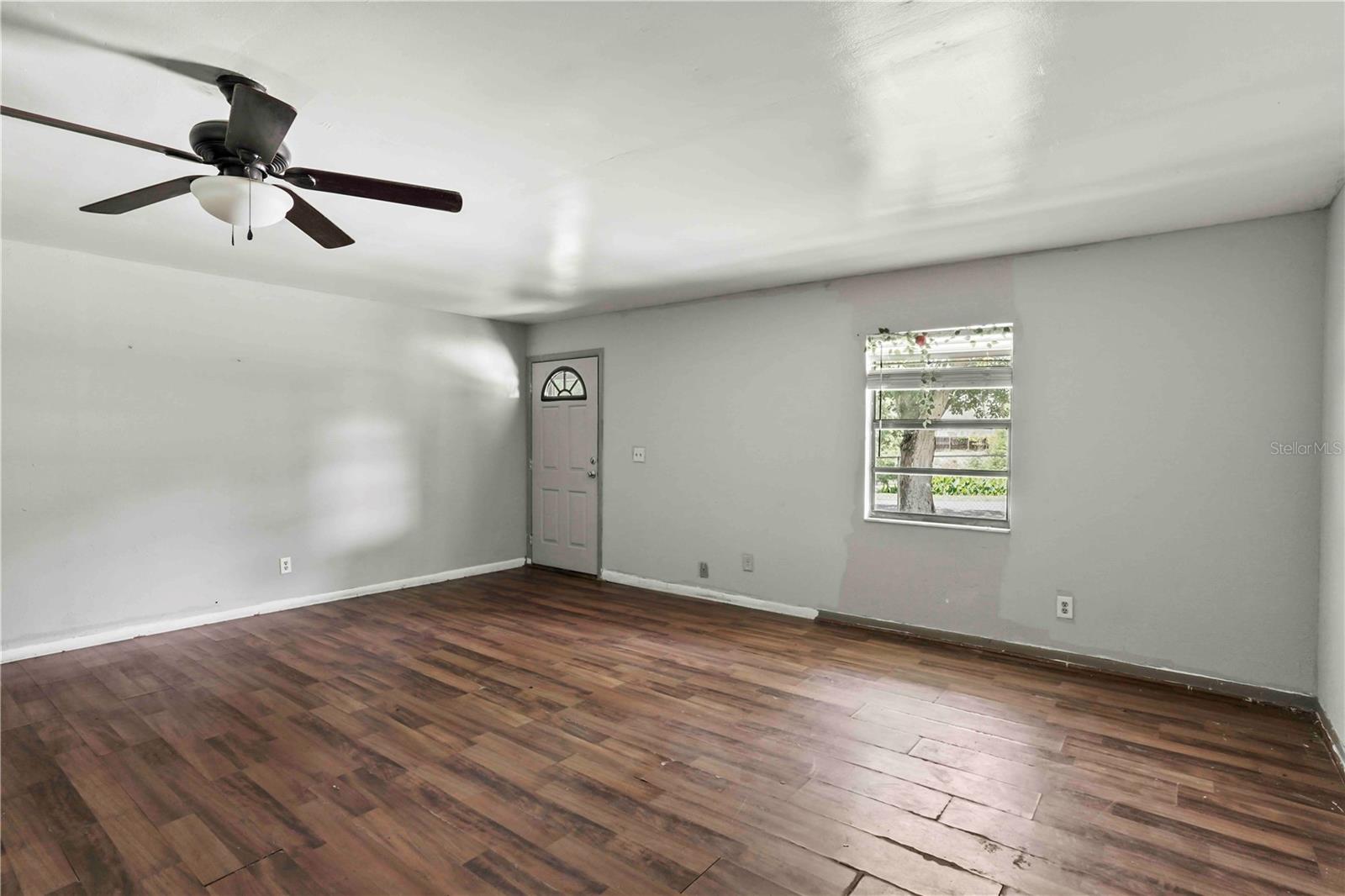 Image 14 of 25 For 633 Glenda Street