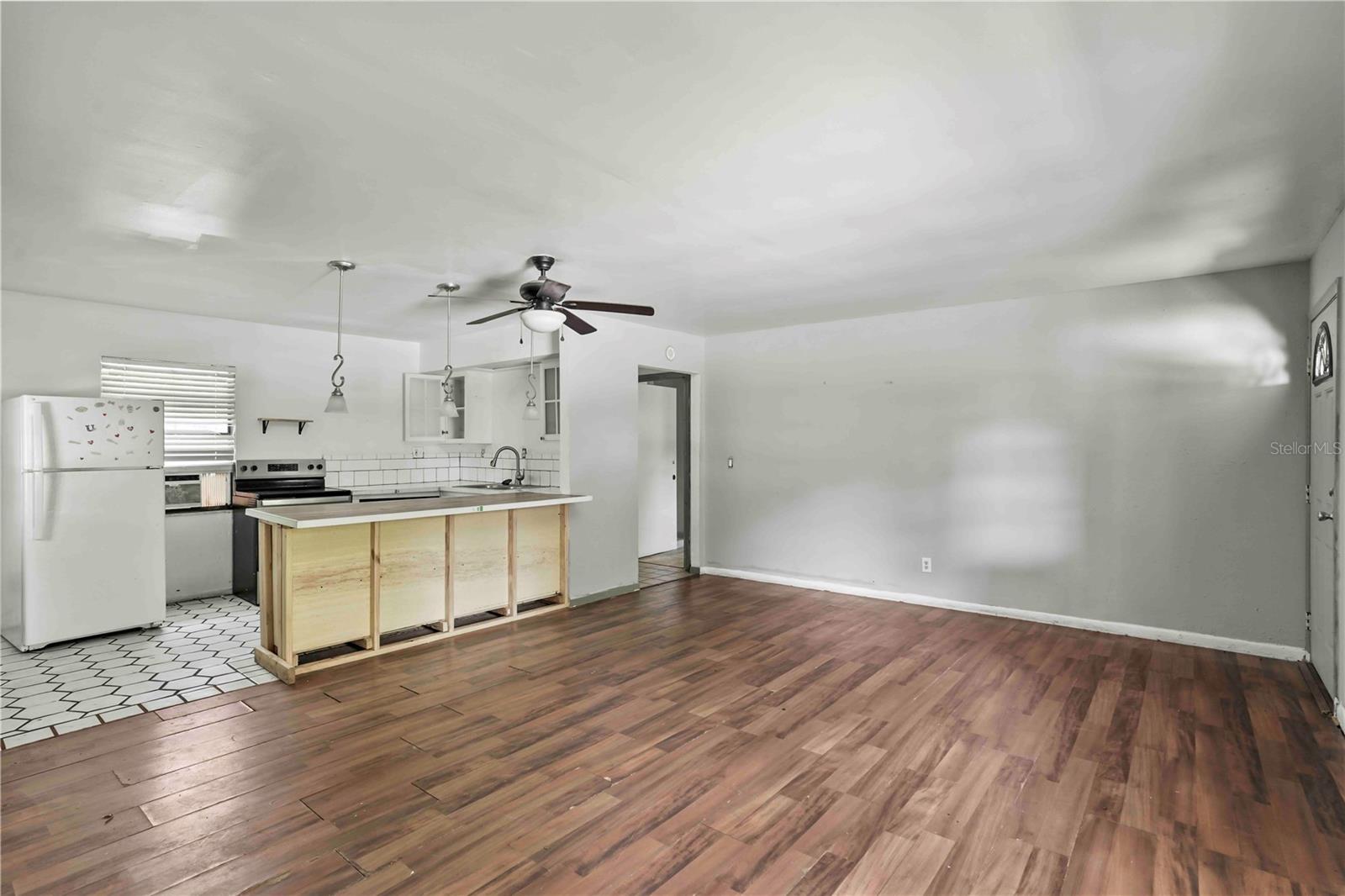 Image 16 of 25 For 633 Glenda Street