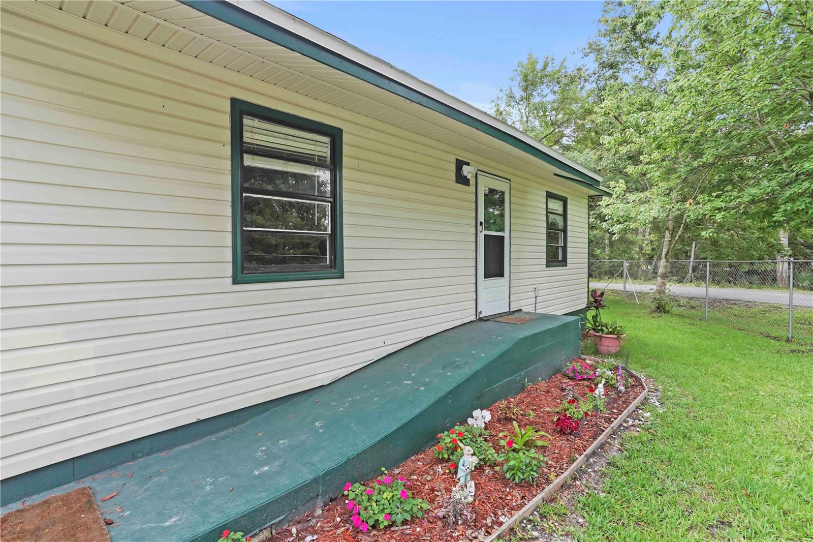 Image 6 of 25 For 633 Glenda Street
