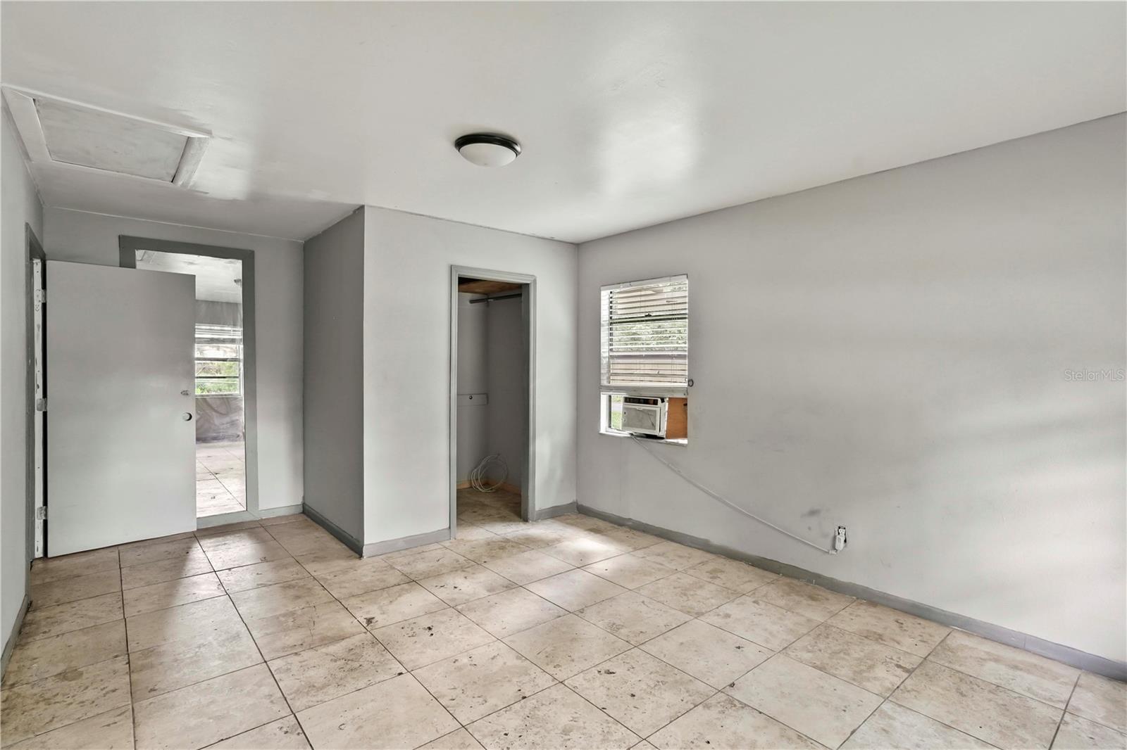 Image 9 of 25 For 633 Glenda Street