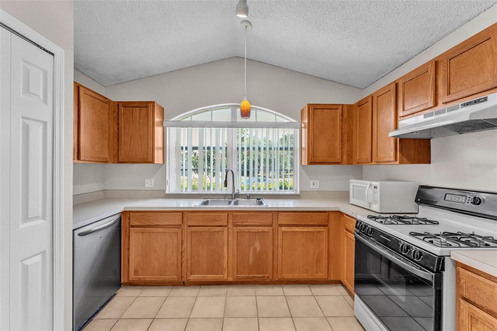 Image 9 of 36 For 420 Sir Phillips Drive