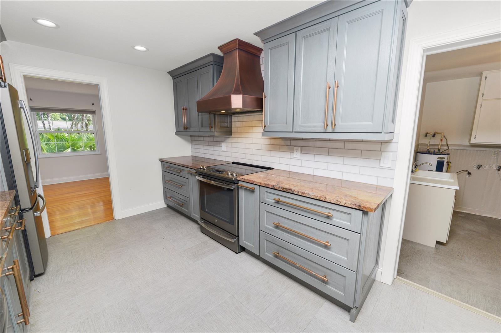 Listing photo id 8 for 509 Rob Roy Street
