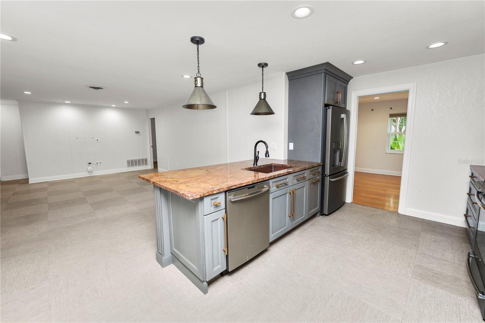 Listing photo id 9 for 509 Rob Roy Street