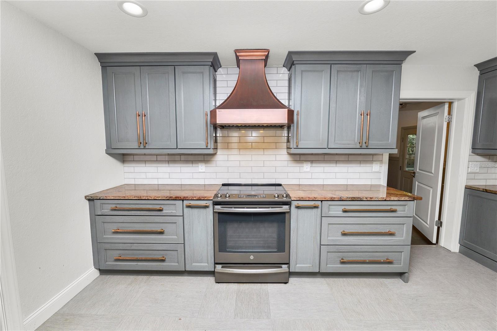 Listing photo id 10 for 509 Rob Roy Street