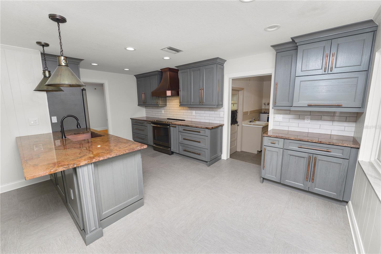 Listing photo id 11 for 509 Rob Roy Street