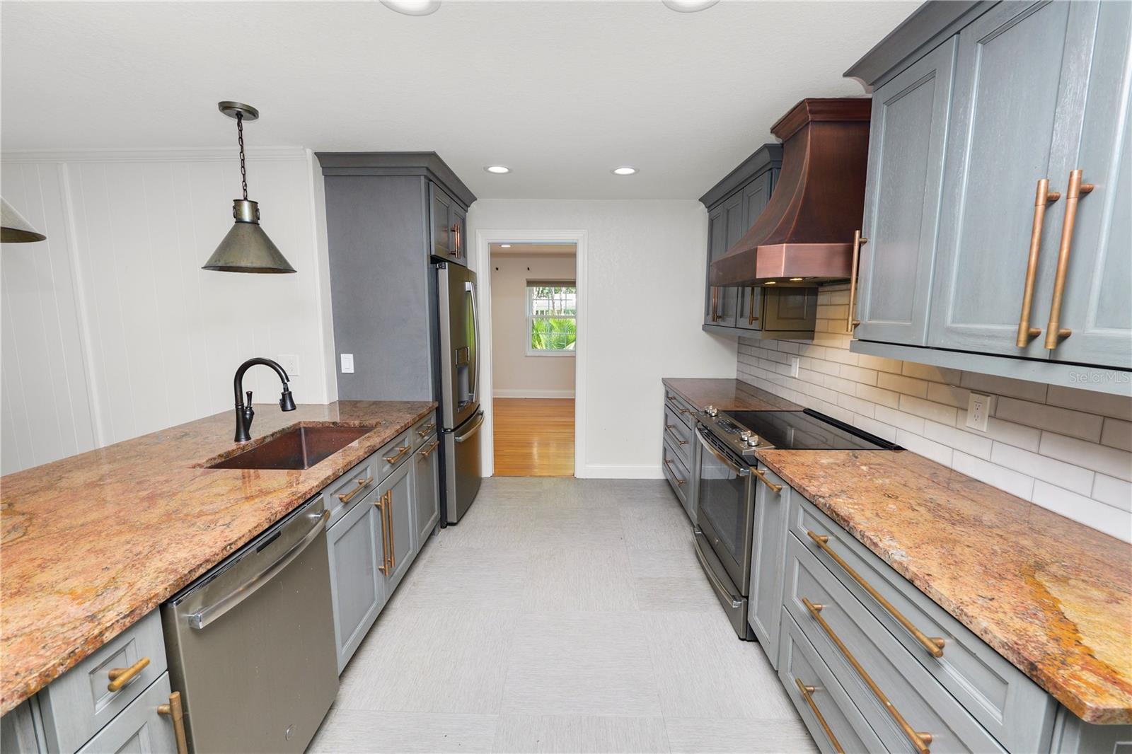 Listing photo id 12 for 509 Rob Roy Street