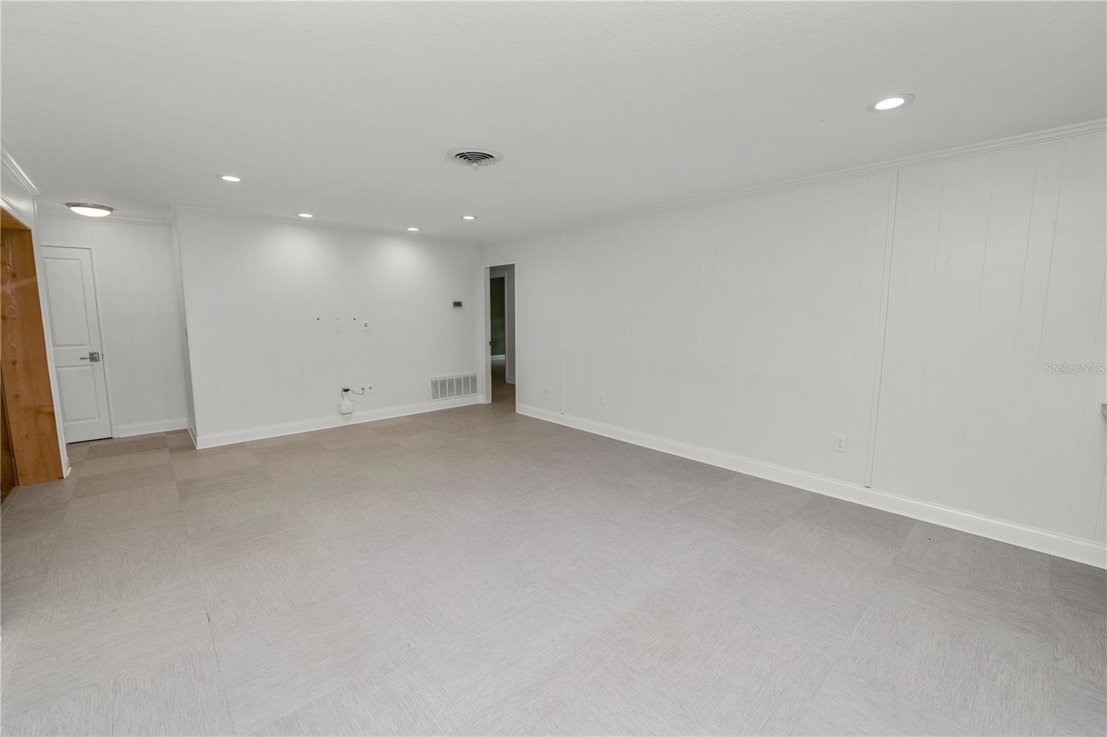 Listing photo id 16 for 509 Rob Roy Street