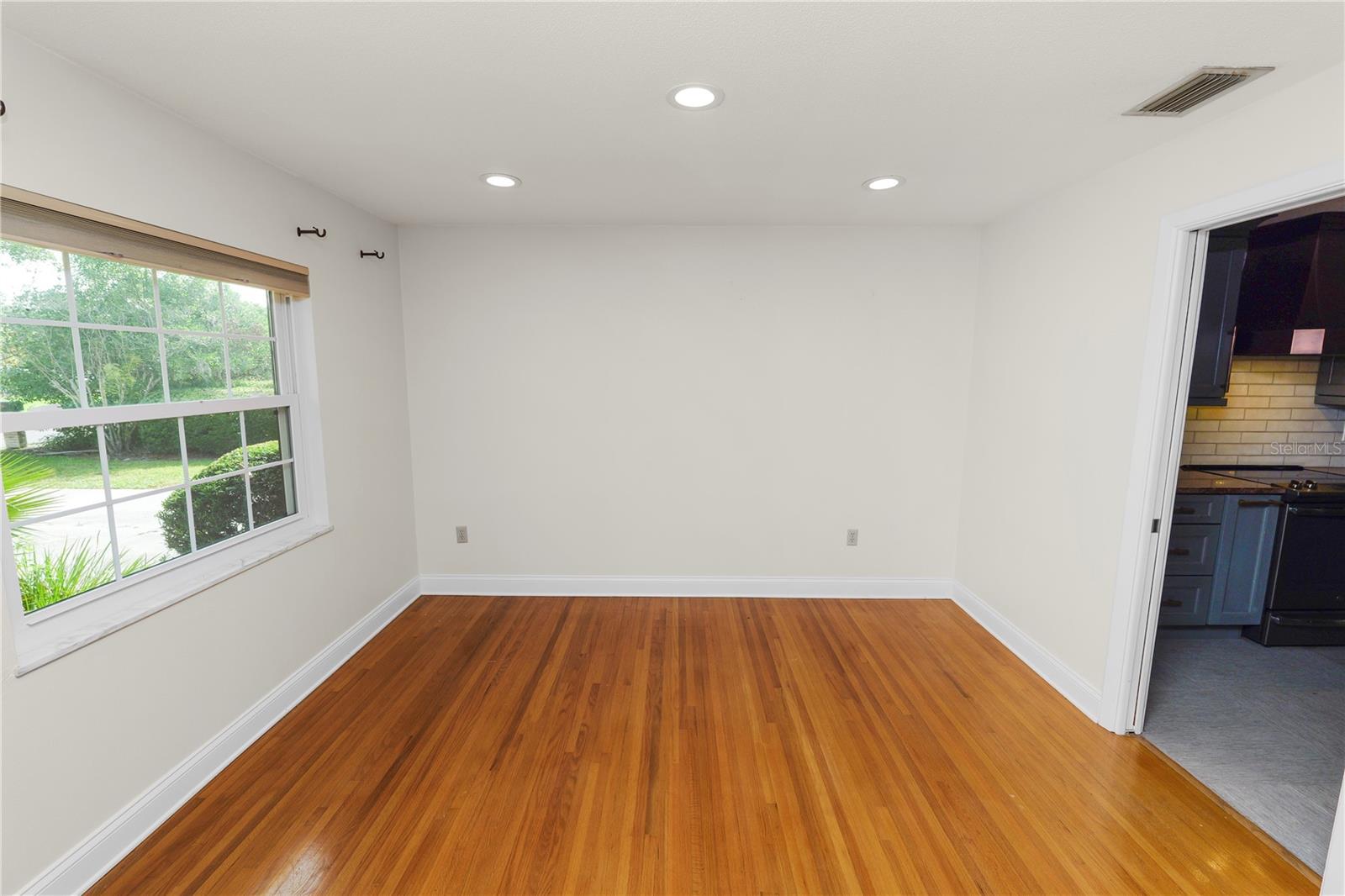 Listing photo id 19 for 509 Rob Roy Street