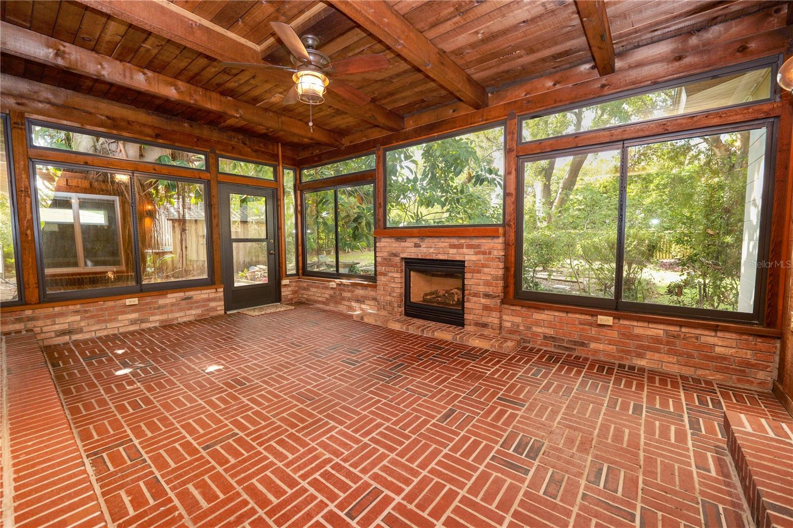 Listing photo id 22 for 509 Rob Roy Street