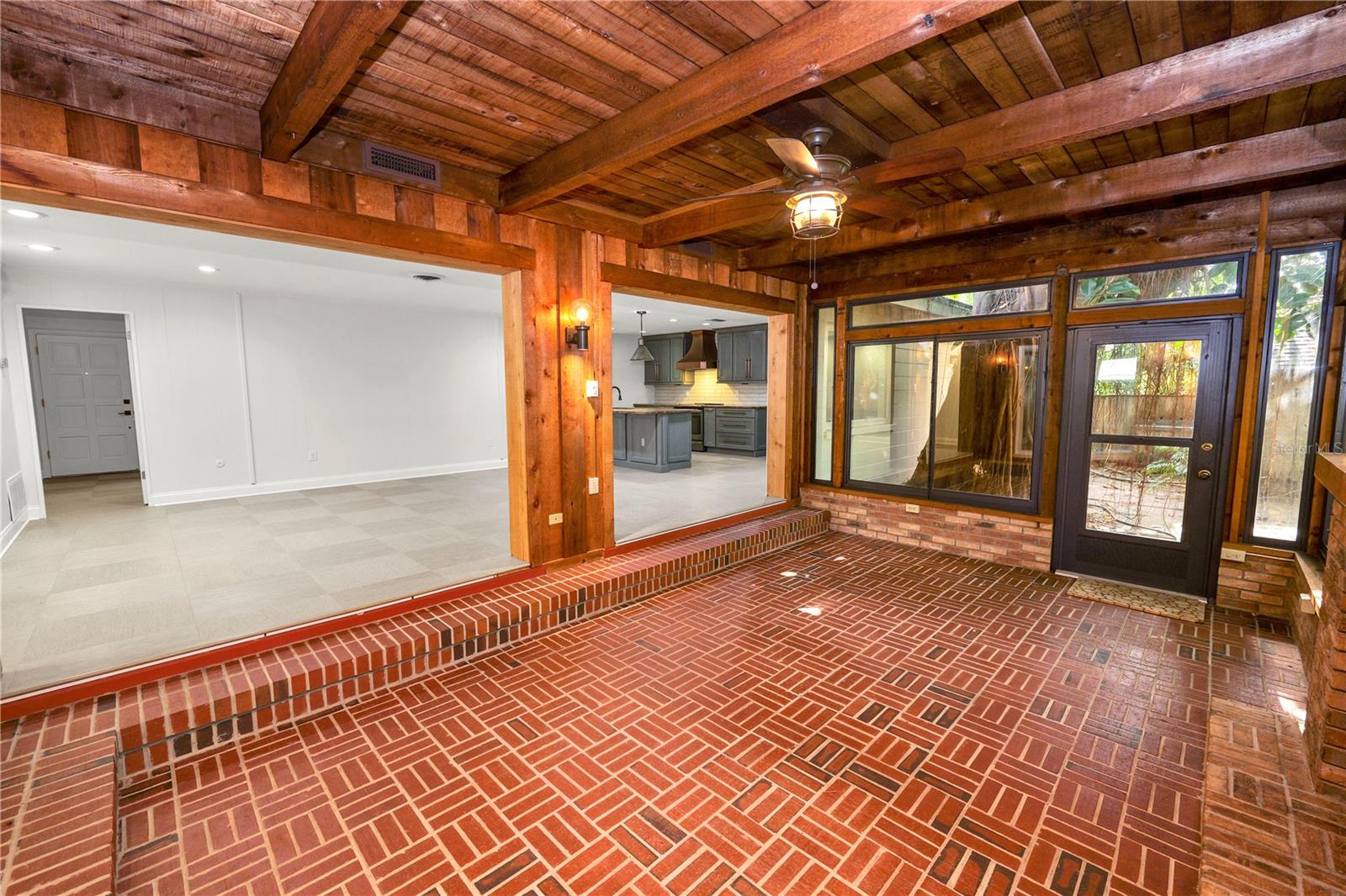 Listing photo id 23 for 509 Rob Roy Street