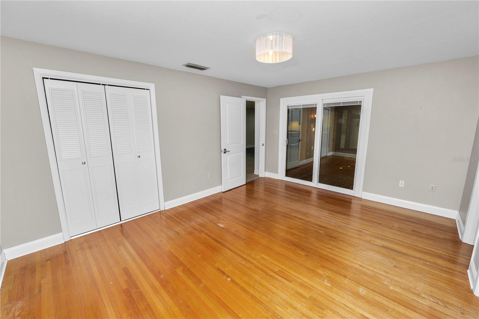 Listing photo id 25 for 509 Rob Roy Street