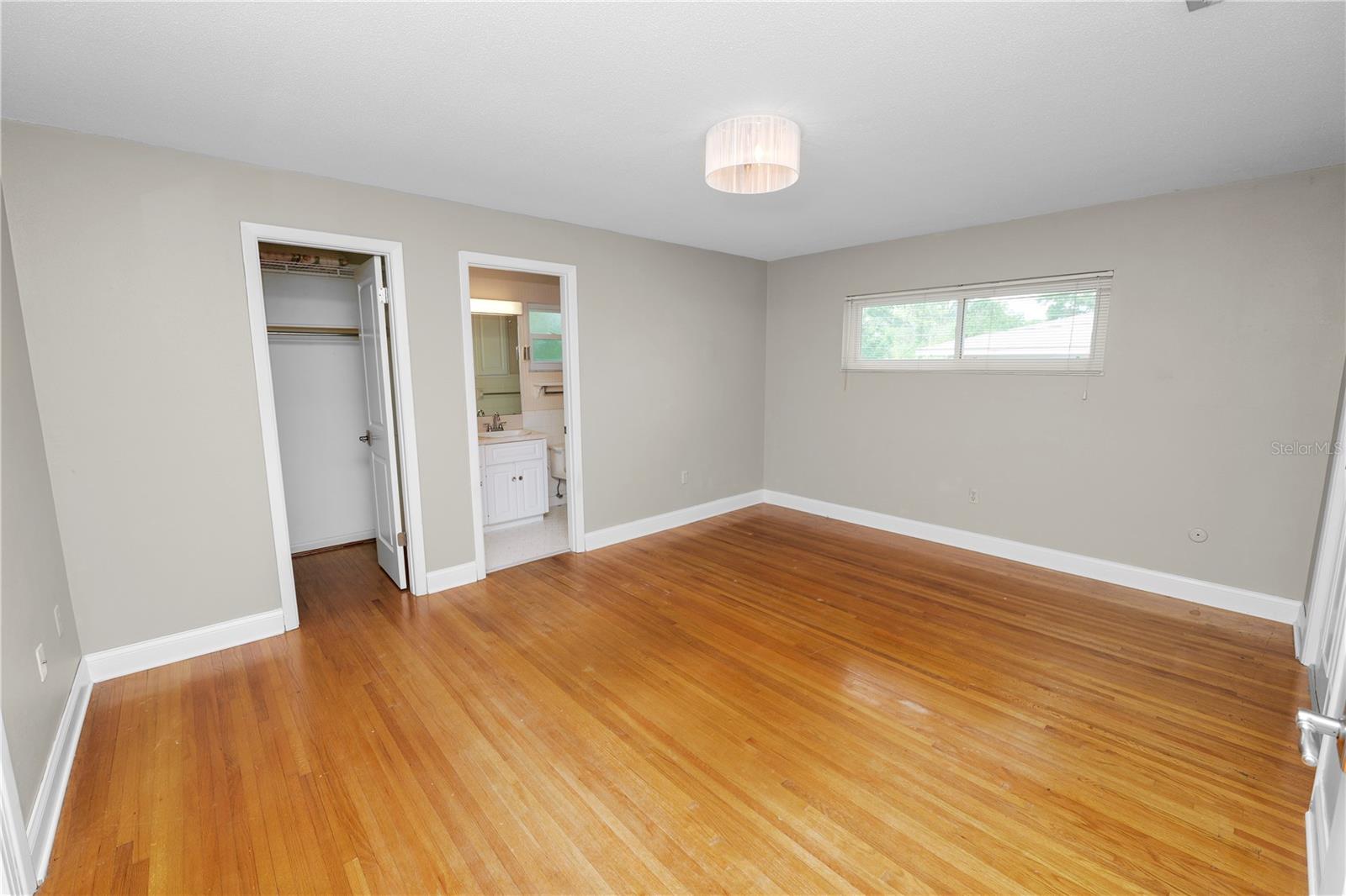 Listing photo id 27 for 509 Rob Roy Street
