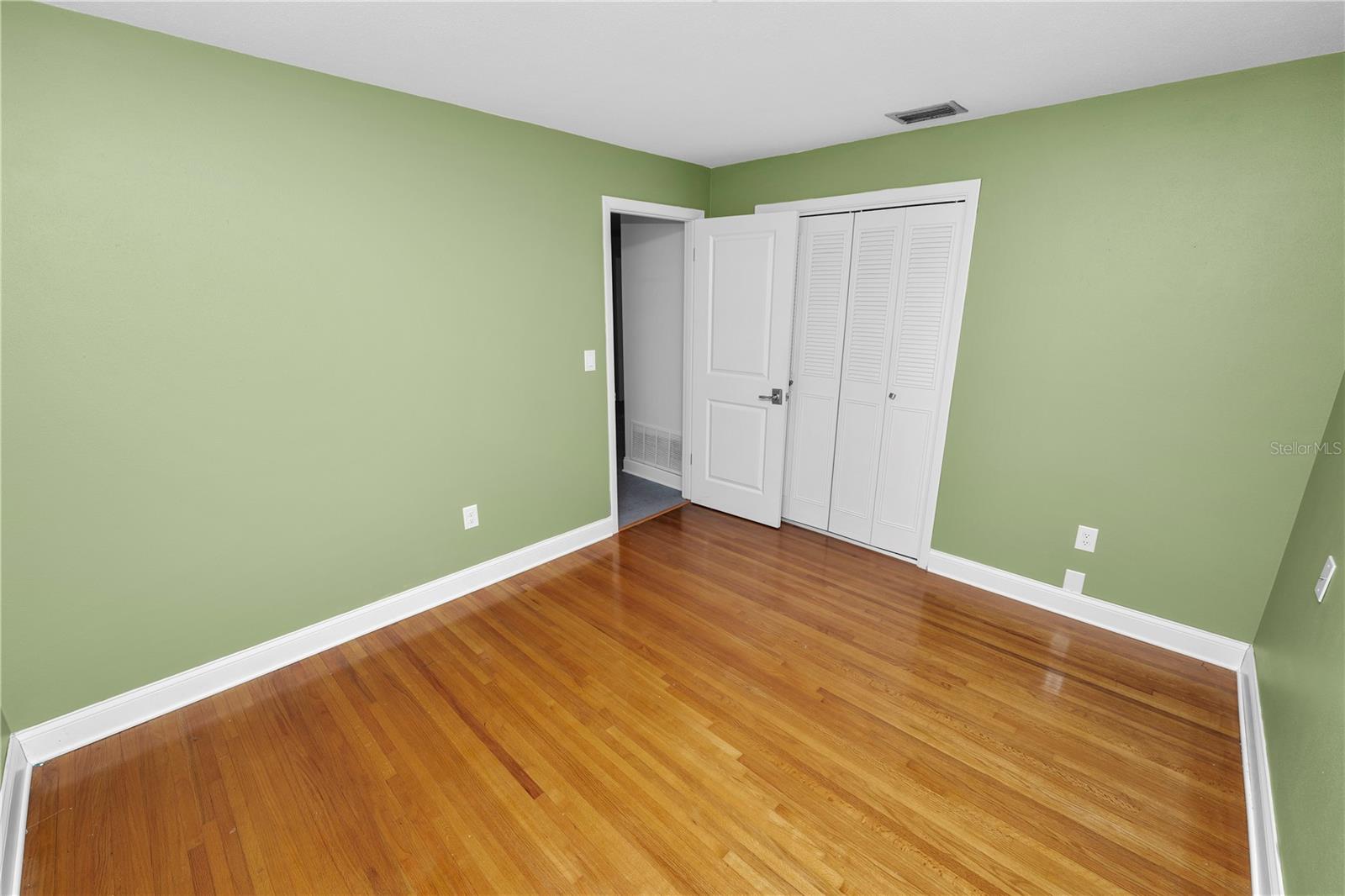 Listing photo id 29 for 509 Rob Roy Street