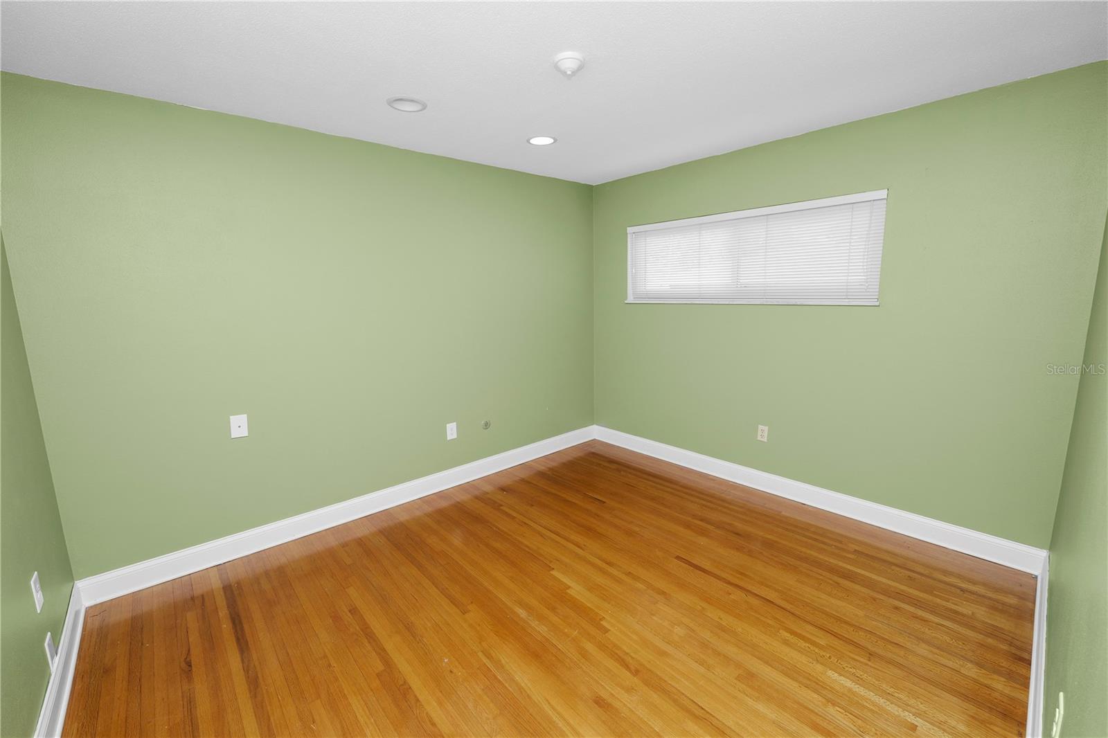 Listing photo id 30 for 509 Rob Roy Street