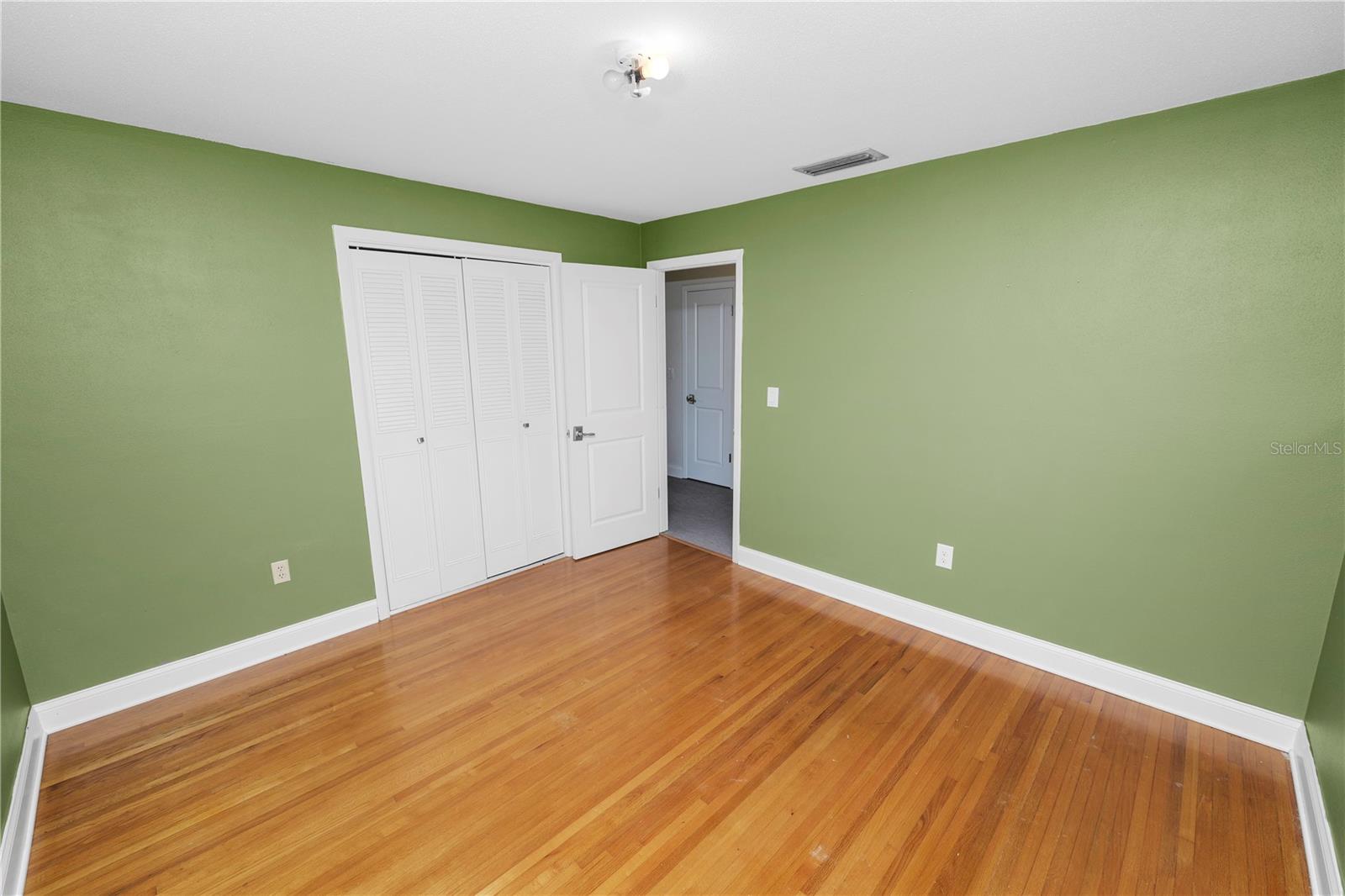 Listing photo id 31 for 509 Rob Roy Street