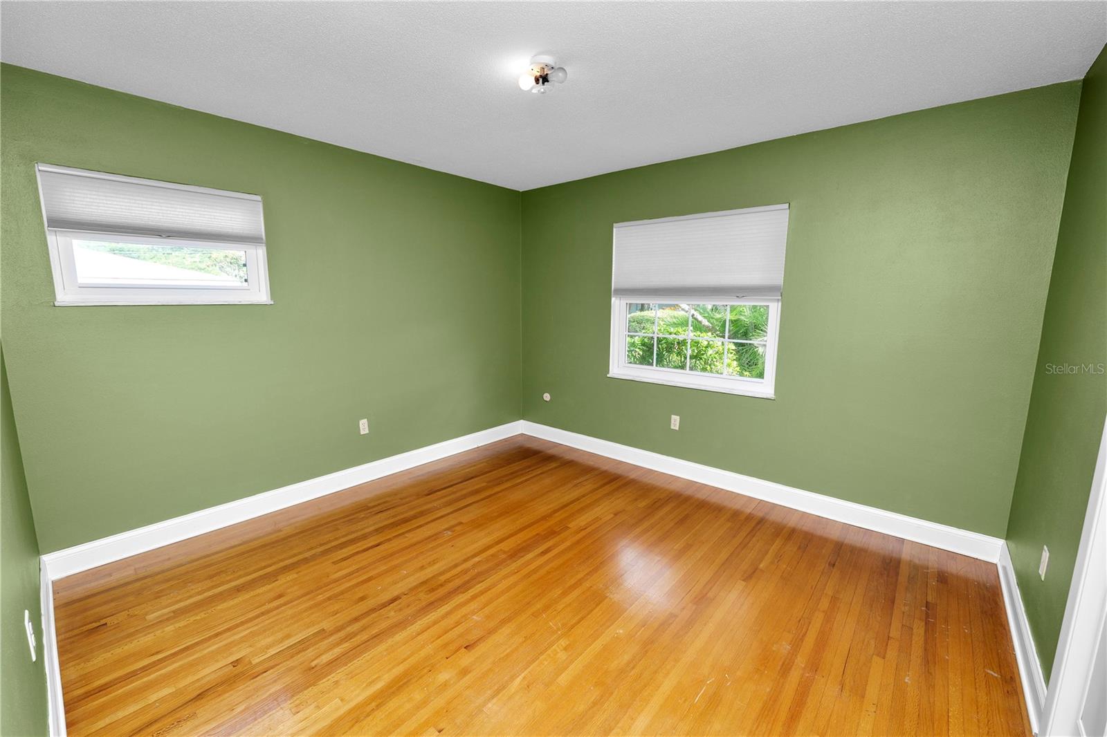 Listing photo id 32 for 509 Rob Roy Street