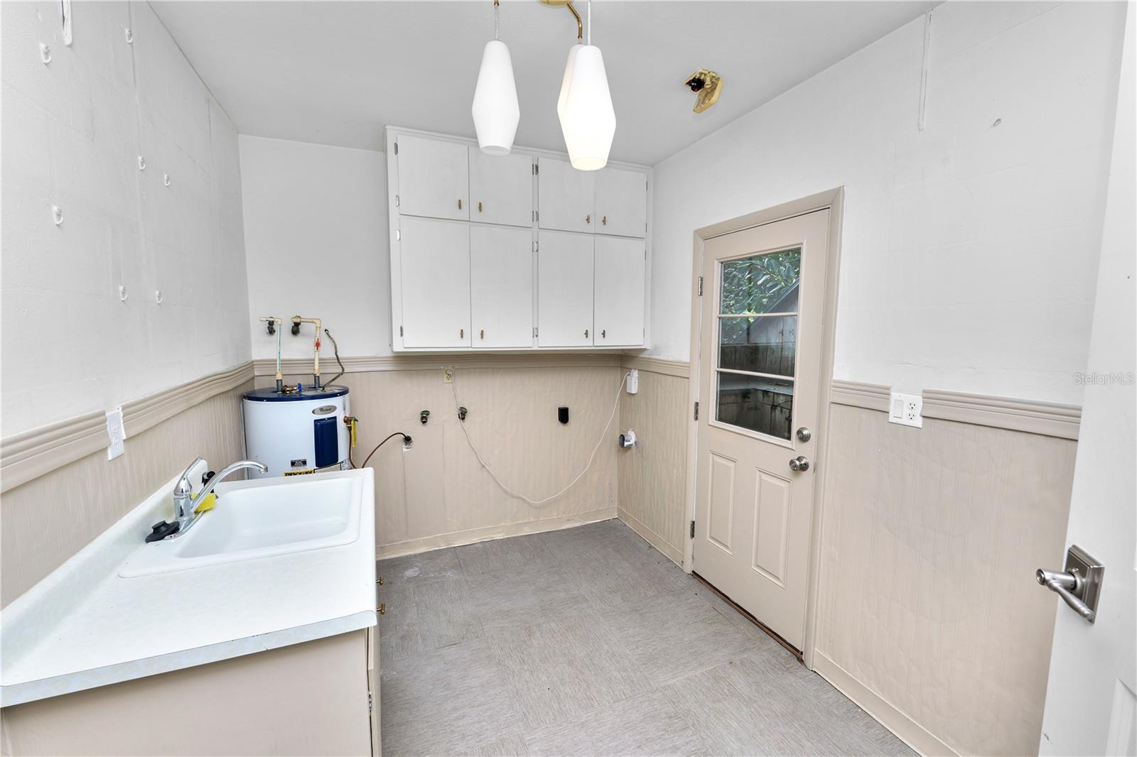 Listing photo id 34 for 509 Rob Roy Street