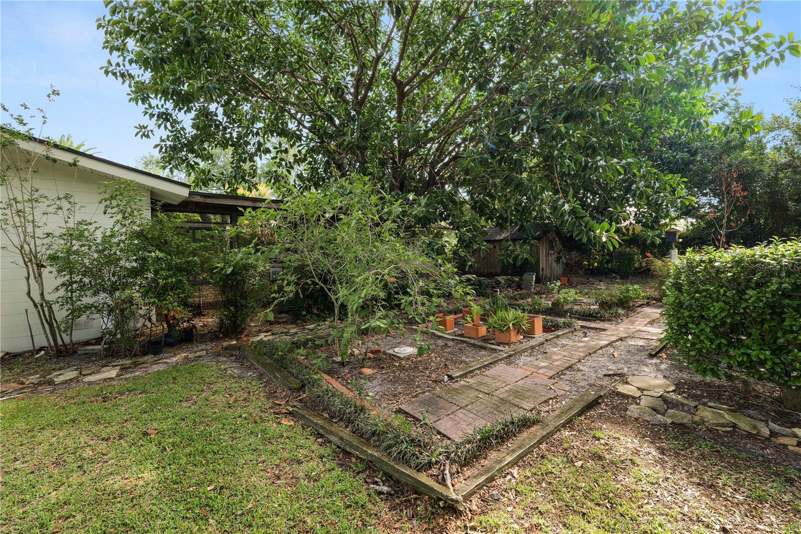 Listing photo id 38 for 509 Rob Roy Street