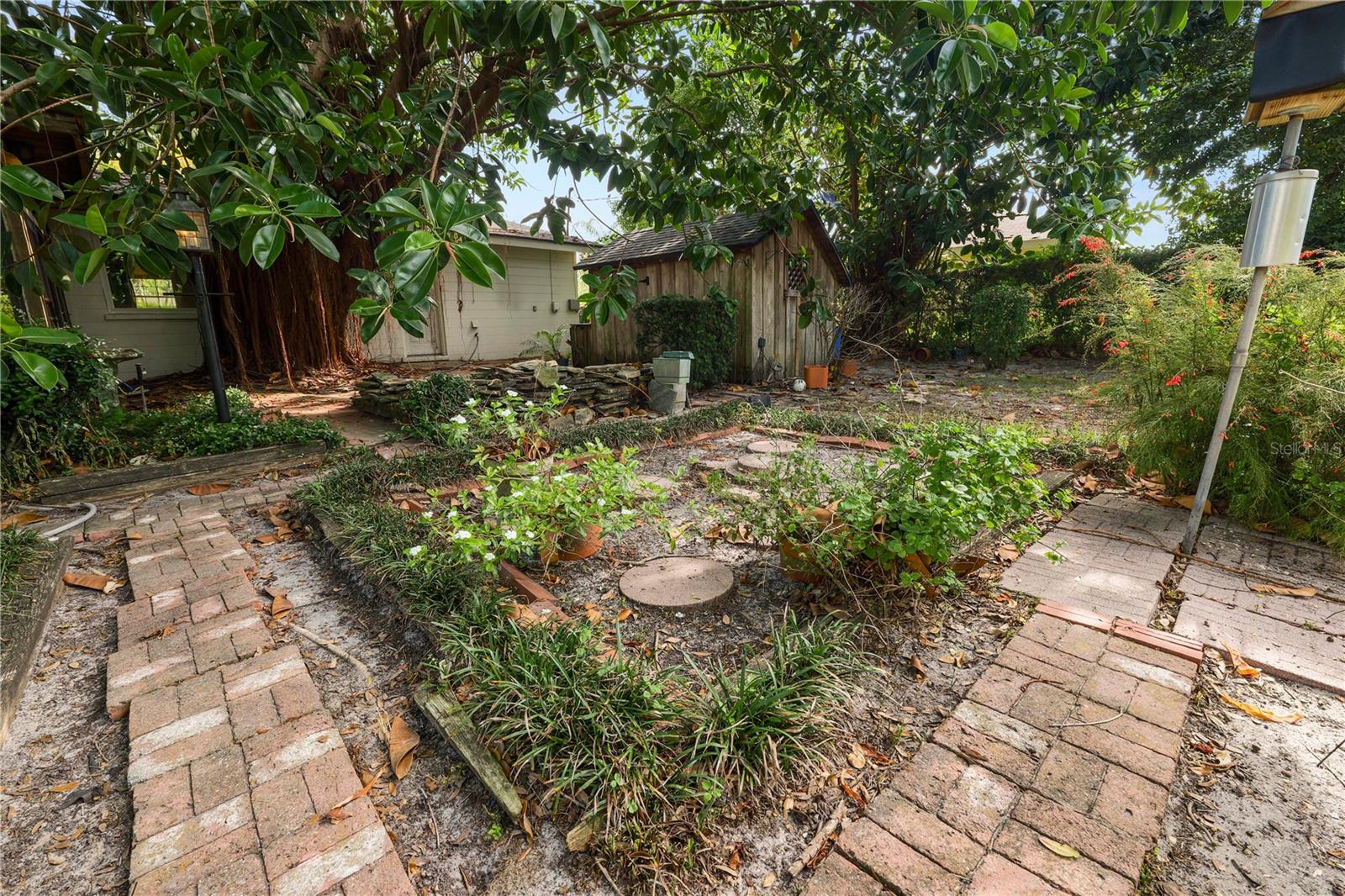 Listing photo id 39 for 509 Rob Roy Street