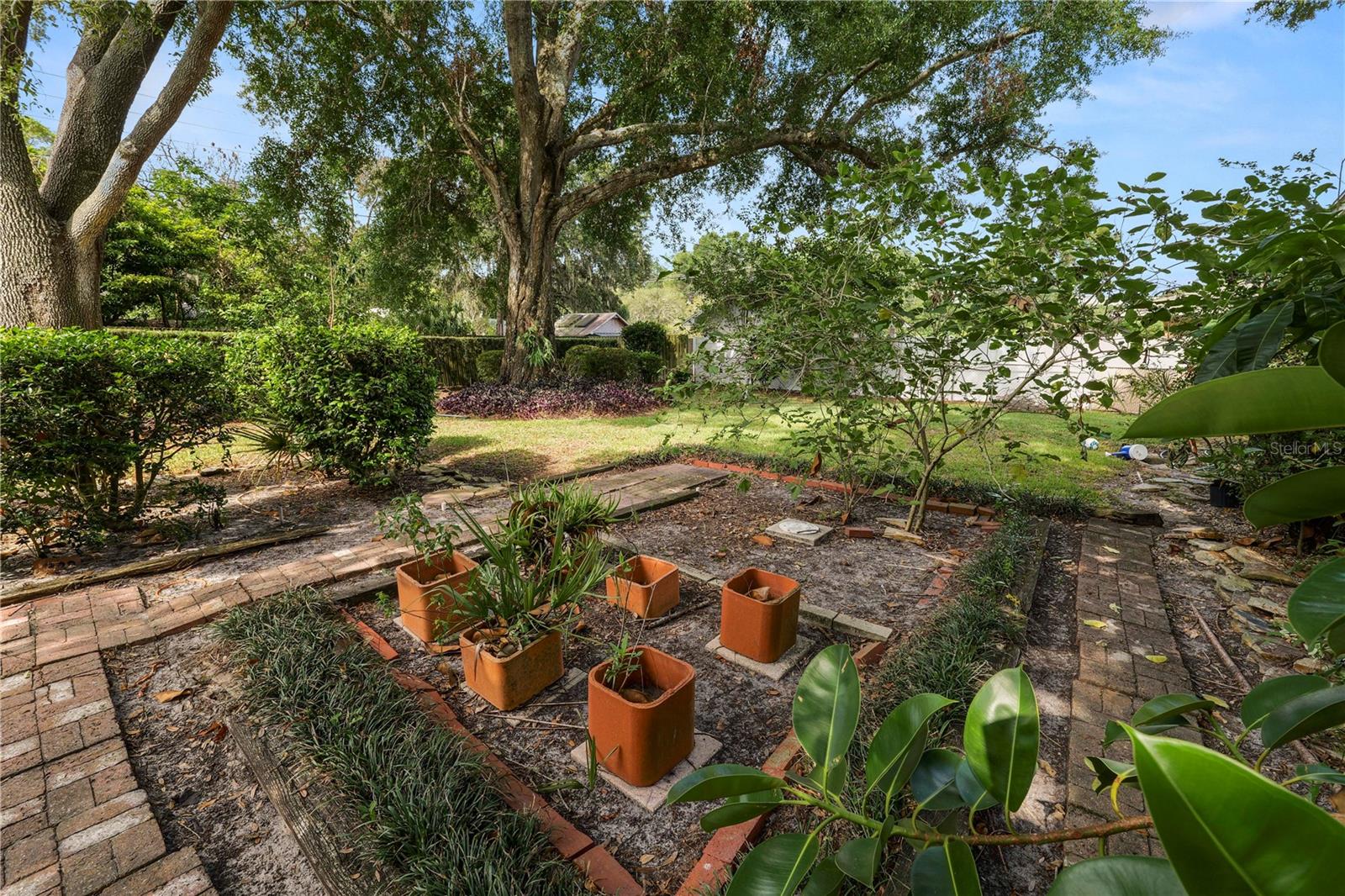 Listing photo id 41 for 509 Rob Roy Street