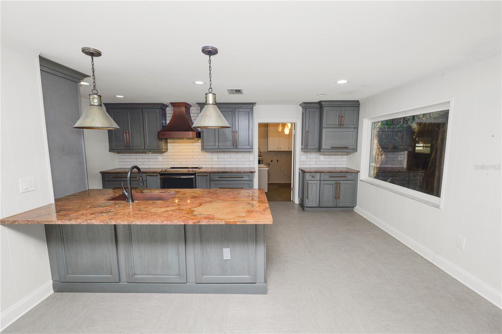 Listing photo id 7 for 509 Rob Roy Street