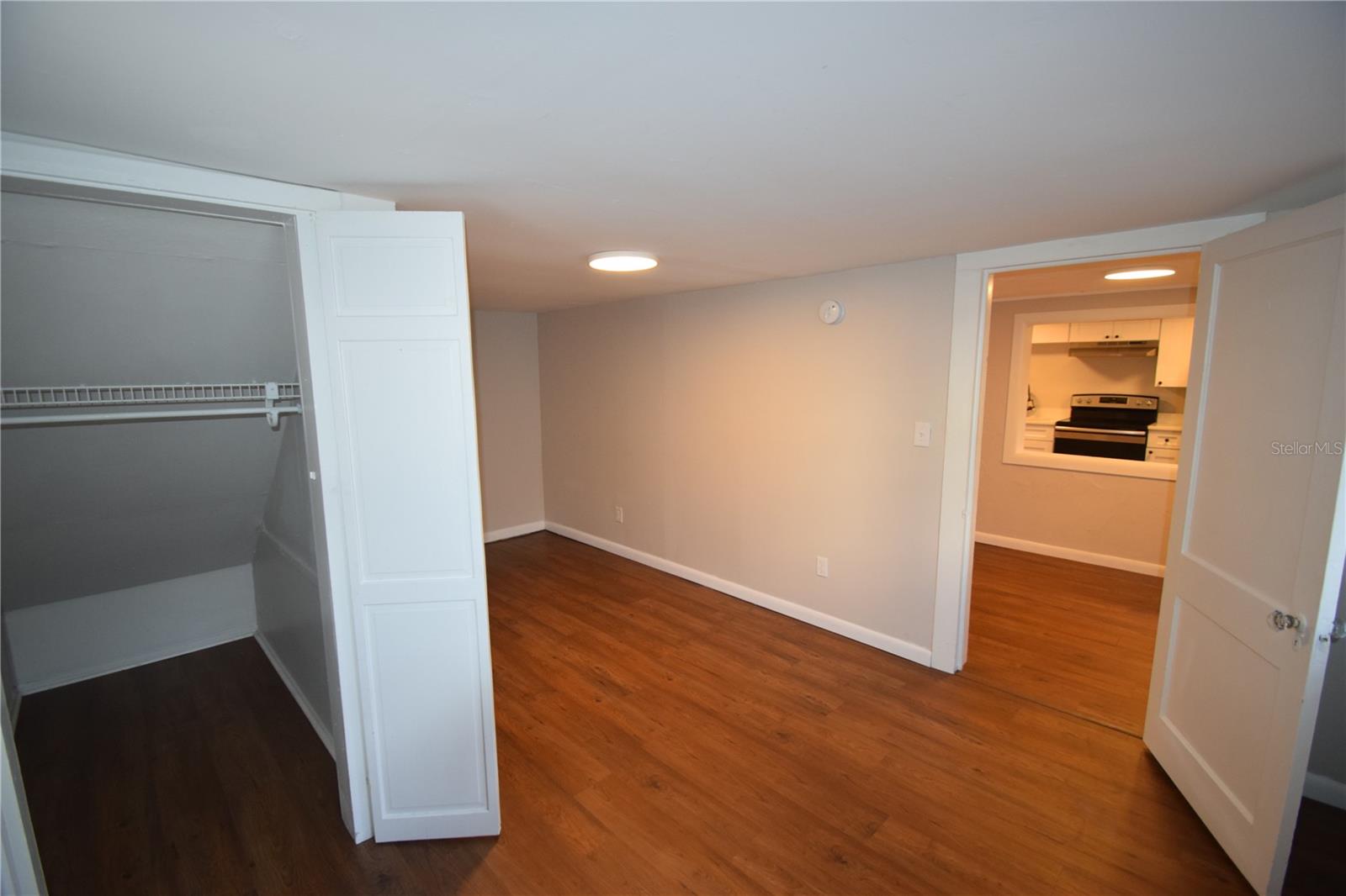 Image 11 of 15 For 906 1-2 Vistabula Street 1