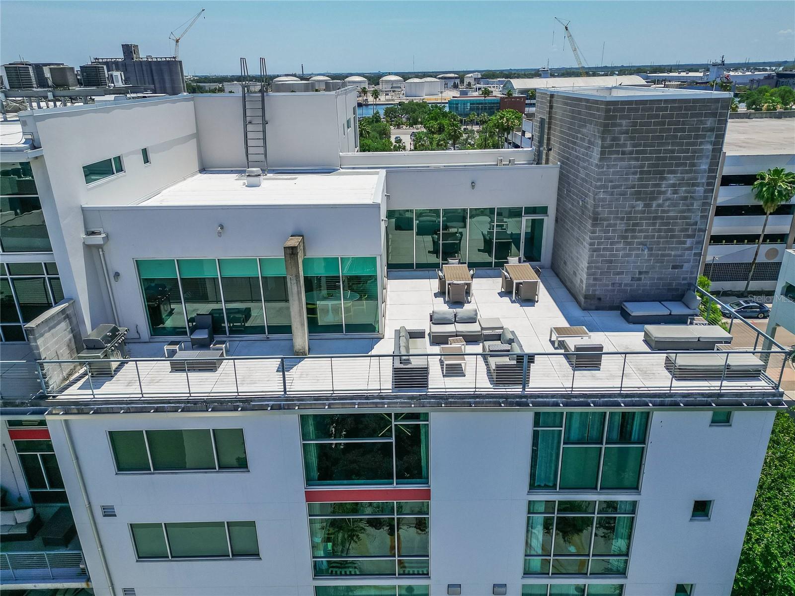 Listing photo id 33 for 101 12th Street 318