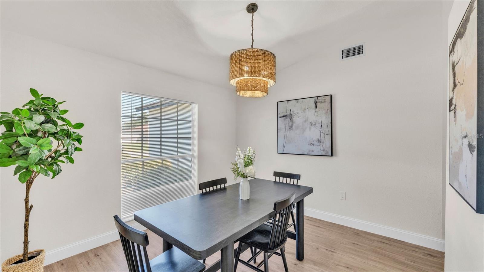 Listing photo id 11 for 5458 Oakford Drive