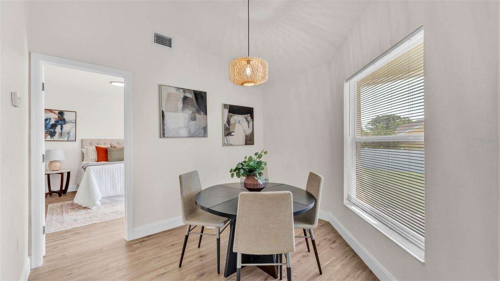 Listing photo id 13 for 5458 Oakford Drive
